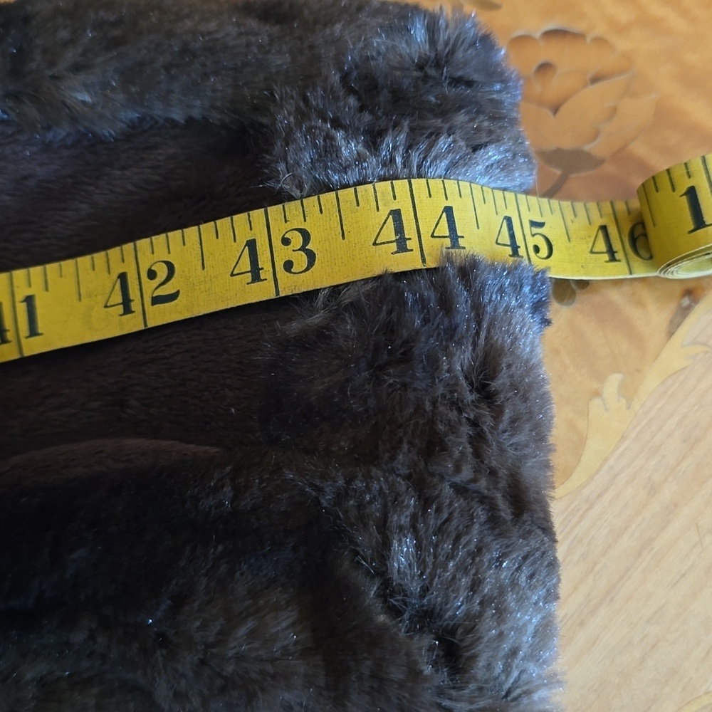 Luxurious Brown Vintage Faux Fur Keyhole Scarf​​ - Picture 6 of 6